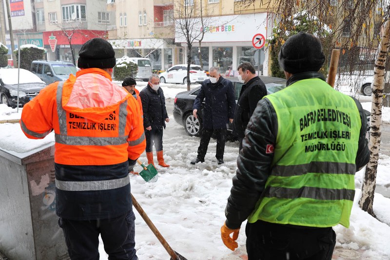 bafrada-kaldirimlarda-kar-temizleme-calismalari-suruyor.jpg