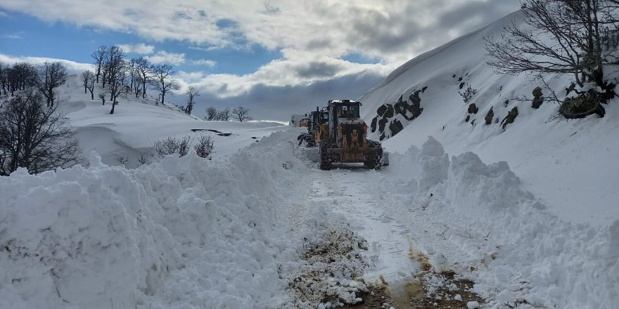 bafrada-kapanan-yollar-belediye-ekipleri-tarafindan-aciliyor-007.jpg