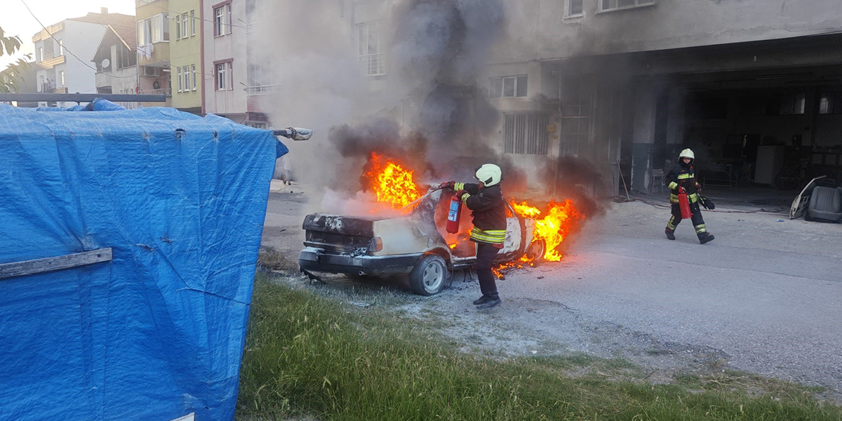 bafrada-kaporta-dukkaninda-yangin-panigi-1.jpg