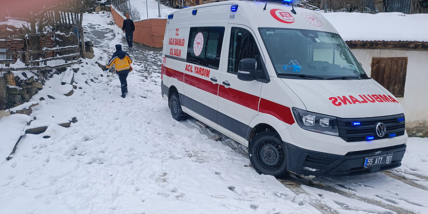 bafrada-kar-engeli-asildi-80-yasindaki-hasta-ambulansla-hastaneye-ulastirildi-1.jpg