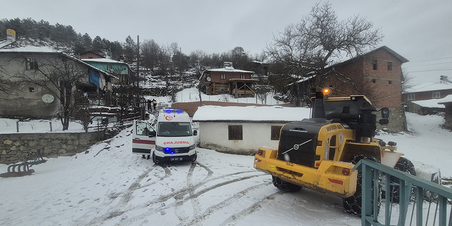 bafrada-kar-engeli-asildi-80-yasindaki-hasta-ambulansla-hastaneye-ulastirildi-3.jpg
