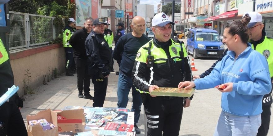 bafrada-karayollari-trafik-haftasi-etkinlikleri-emniyet-vatandasi-bilgilendirdi-001.jpg