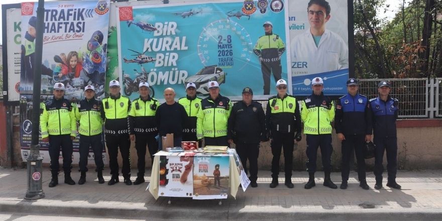 bafrada-karayollari-trafik-haftasi-etkinlikleri-emniyet-vatandasi-bilgilendirdi-002.jpg