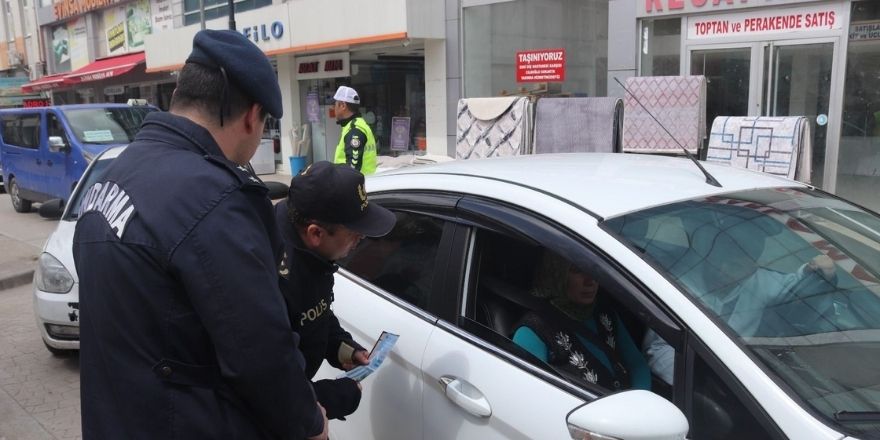 bafrada-karayollari-trafik-haftasi-etkinlikleri-emniyet-vatandasi-bilgilendirdi.jpg