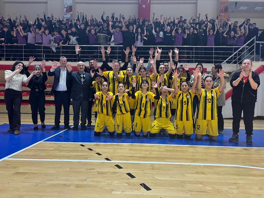 bafrada-kiz-voleybol-takimi-ilce-sampiyonu-oldu-2.jpg