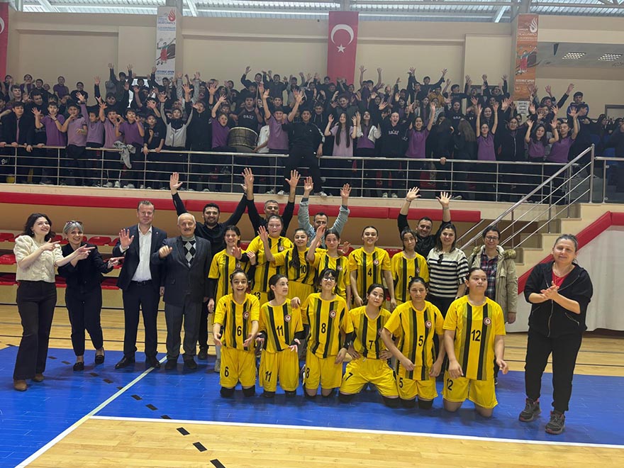 bafrada-kiz-voleybol-takimi-ilce-sampiyonu-oldu-3.jpg