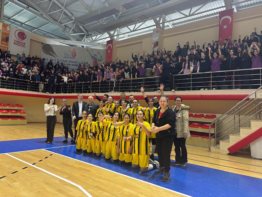 bafrada-kiz-voleybol-takimi-ilce-sampiyonu-oldu-4.jpg
