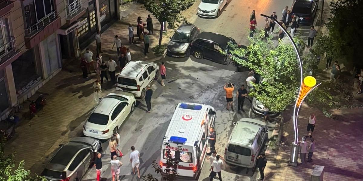 bafrada-kontrolden-cikan-arac-park-halindeki-6-araca-carpti-001.jpg