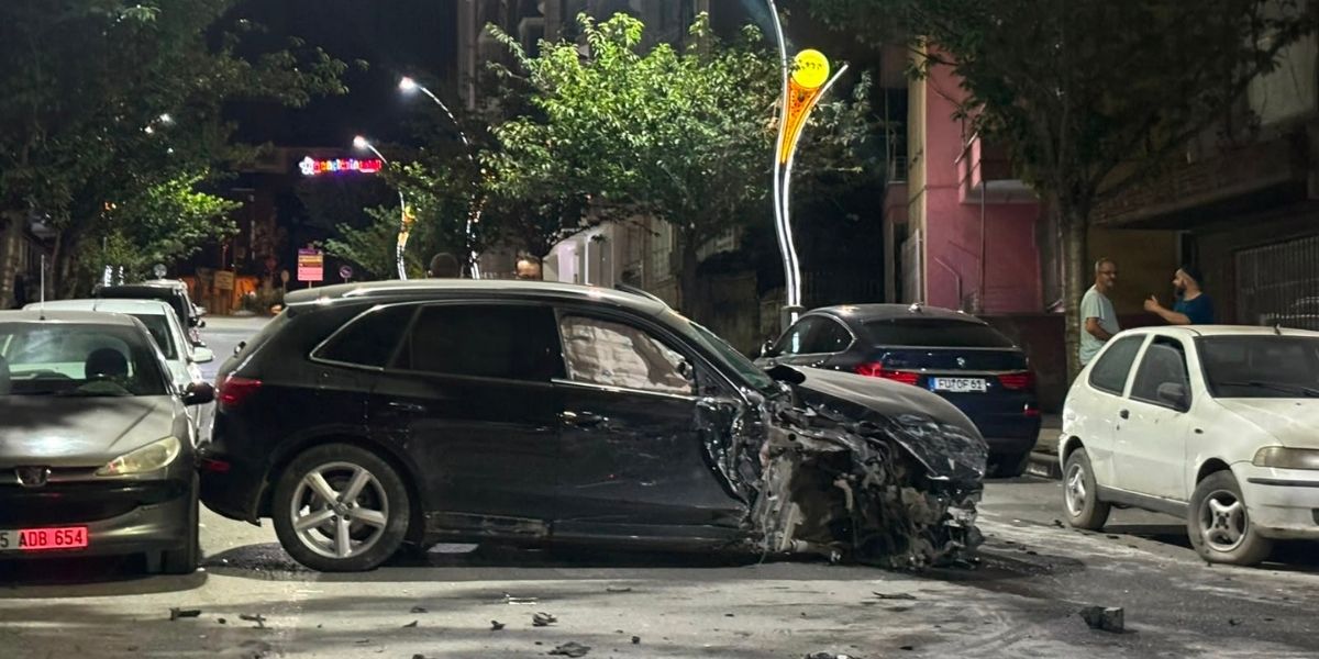 bafrada-kontrolden-cikan-arac-park-halindeki-6-araca-carpti.jpg