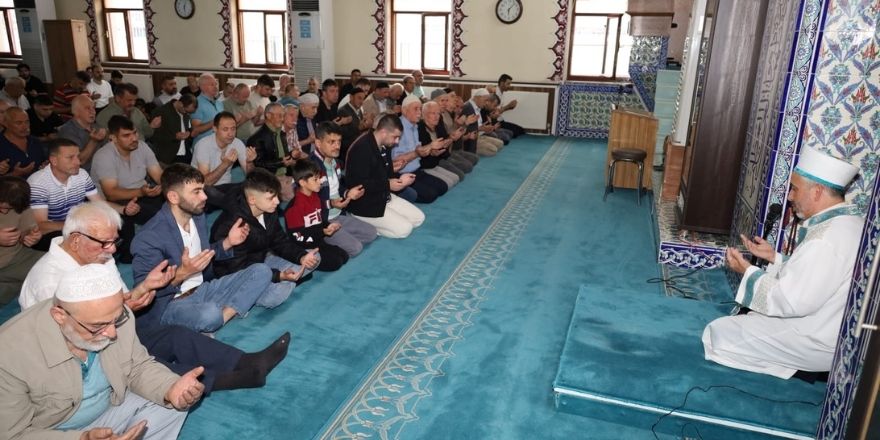 bafrada-kurban-bayrami-namazi-husu-ve-coskuyla-eda-edildi-004.jpg