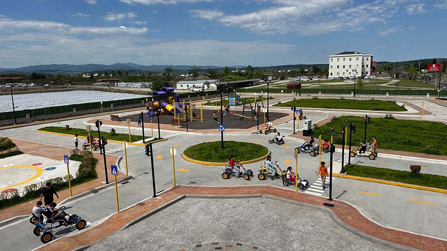 bafrada-minikler-trafigi-bu-parka-ogreniyor-002.jpg