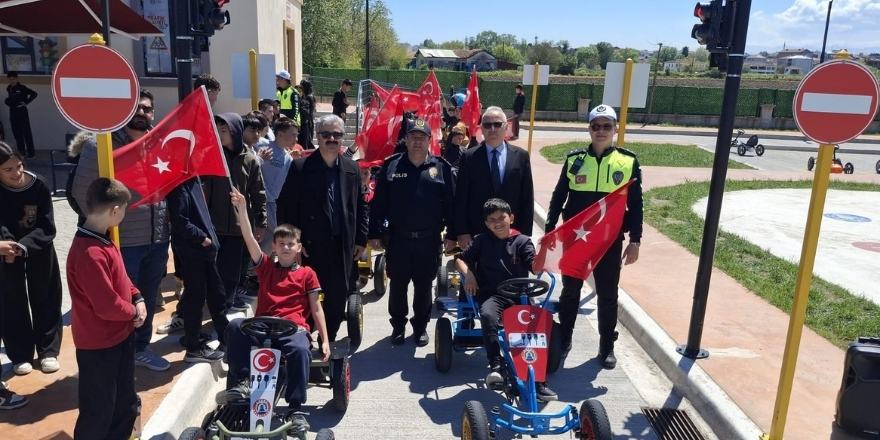 bafrada-miniklere-trafik-egitimi-750-ogrenci-bilinclendirildi-001.jpg