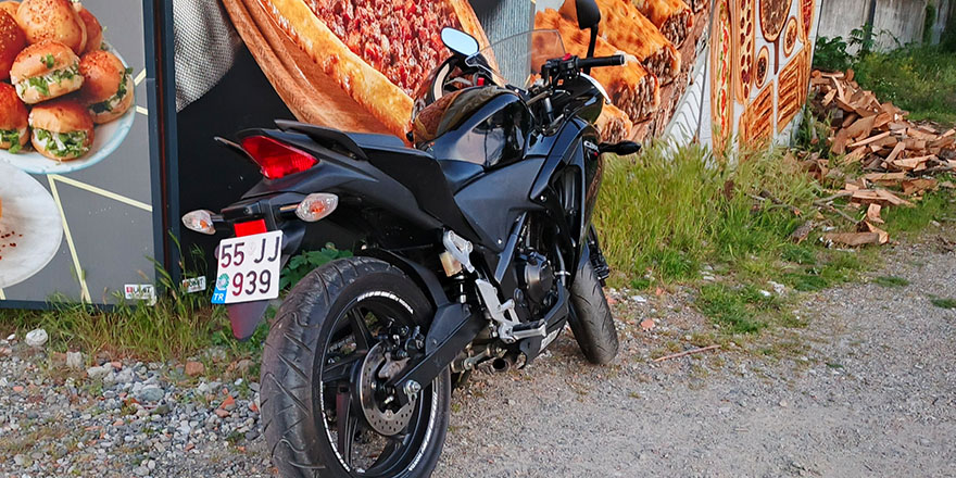 bafrada-otomobil-ile-motosiklet-carpisti-1-yarali2.jpg