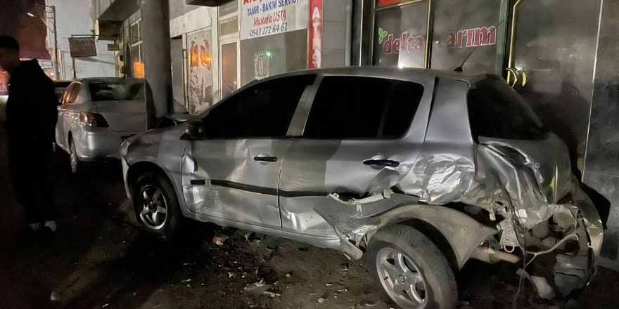 bafrada-park-halindeki-araclara-carpan-surucu-kacti-1.jpg