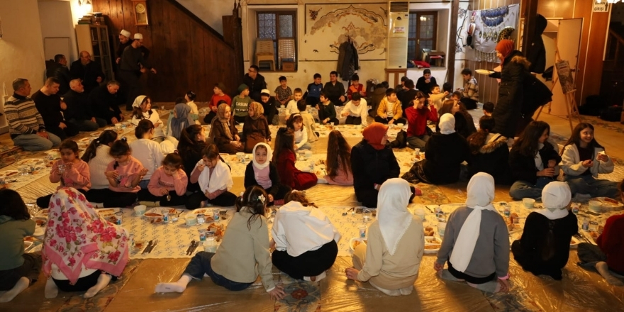 bafrada-ramazan-bereketi-tayyarpasa-camiinde-cocuklarla-paylasildi-2.jpg