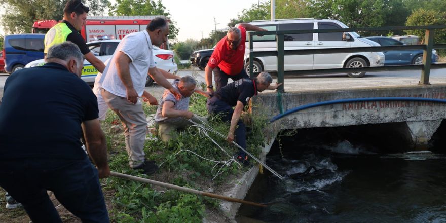 bafrada-sulama-kanalina-dusen-elektrikli-bisiklet-ve-surucusu-kurtarildi-004.jpg