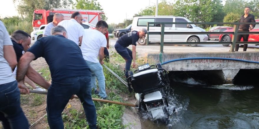 bafrada-sulama-kanalina-dusen-elektrikli-bisiklet-ve-surucusu-kurtarildi-005.jpg