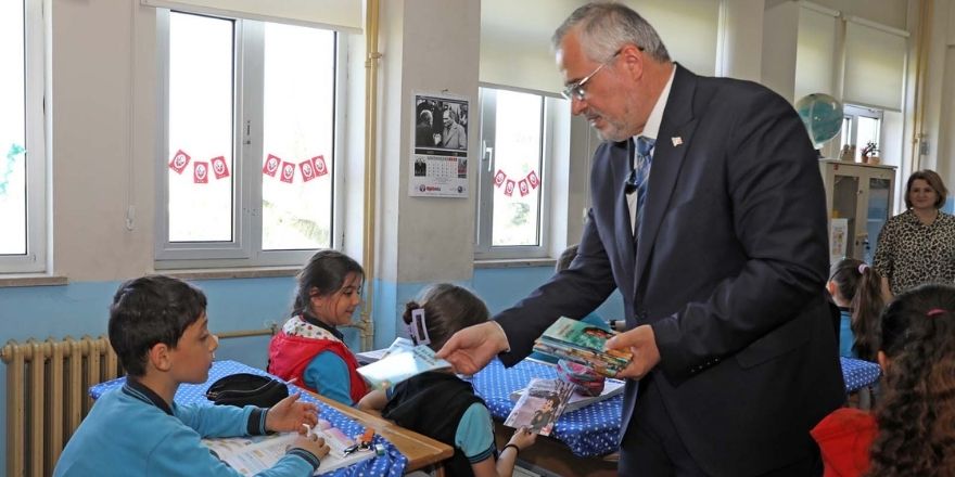 bafrada-tarih-yazan-cocuklar-projesiyle-40-bin-kitap-ogrencilere-ulastirildi-002.jpg