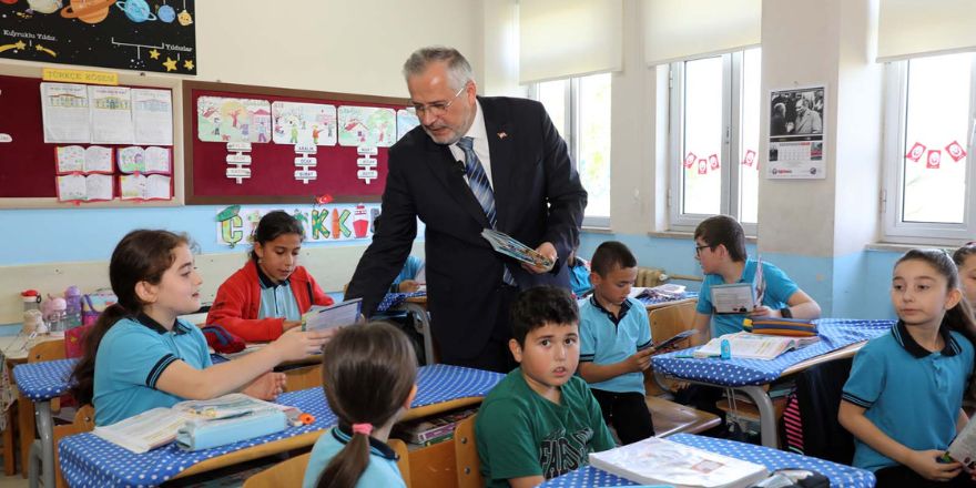 bafrada-tarih-yazan-cocuklar-projesiyle-40-bin-kitap-ogrencilere-ulastirildi-003.jpg