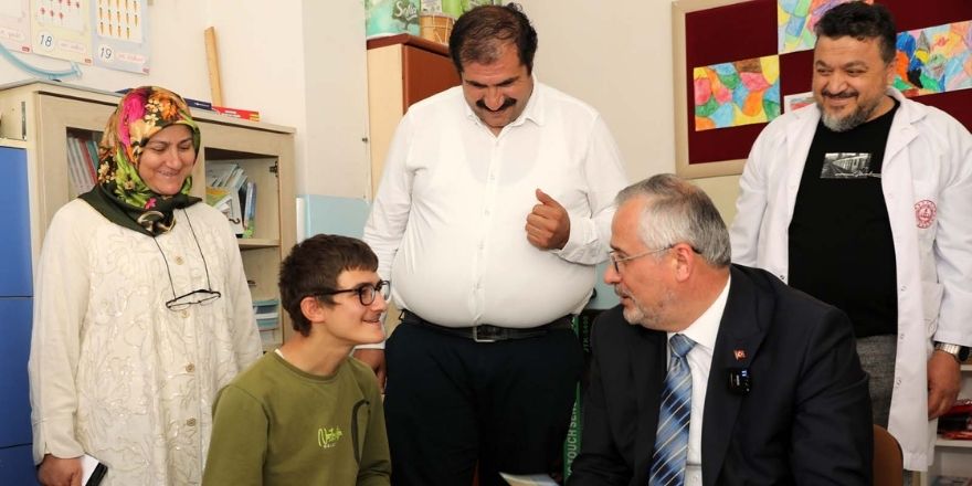 bafrada-tarih-yazan-cocuklar-projesiyle-40-bin-kitap-ogrencilere-ulastirildi-004.jpg