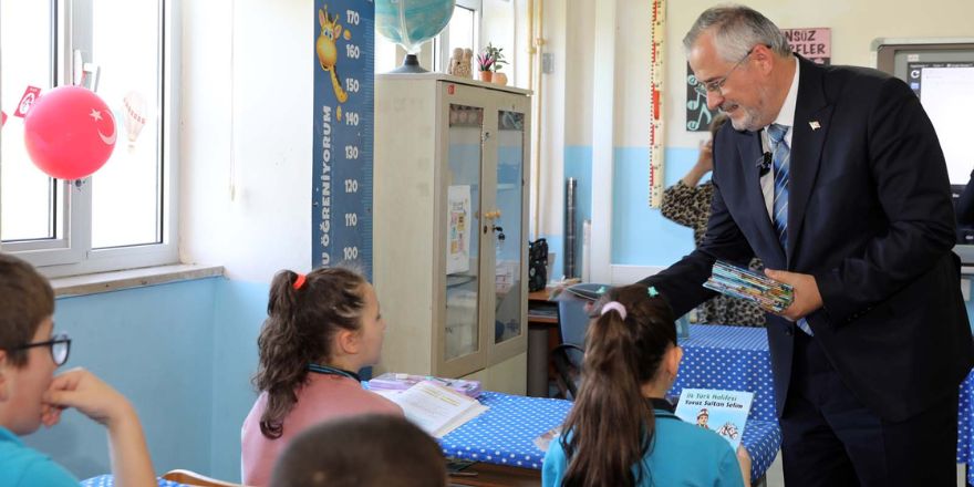 bafrada-tarih-yazan-cocuklar-projesiyle-40-bin-kitap-ogrencilere-ulastirildi-007.jpg