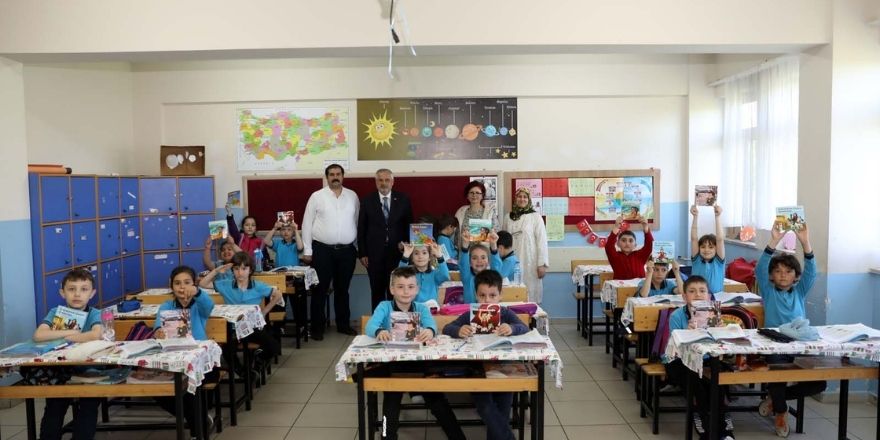 bafrada-tarih-yazan-cocuklar-projesiyle-40-bin-kitap-ogrencilere-ulastirildi.jpg
