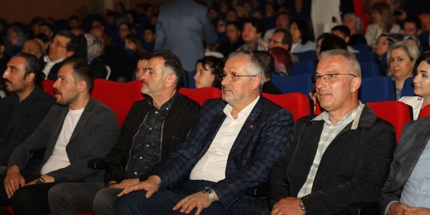 bafrada-tiyatro-ruzgari-kahvede-senlik-var-ayakta-alkislandi-001.jpg