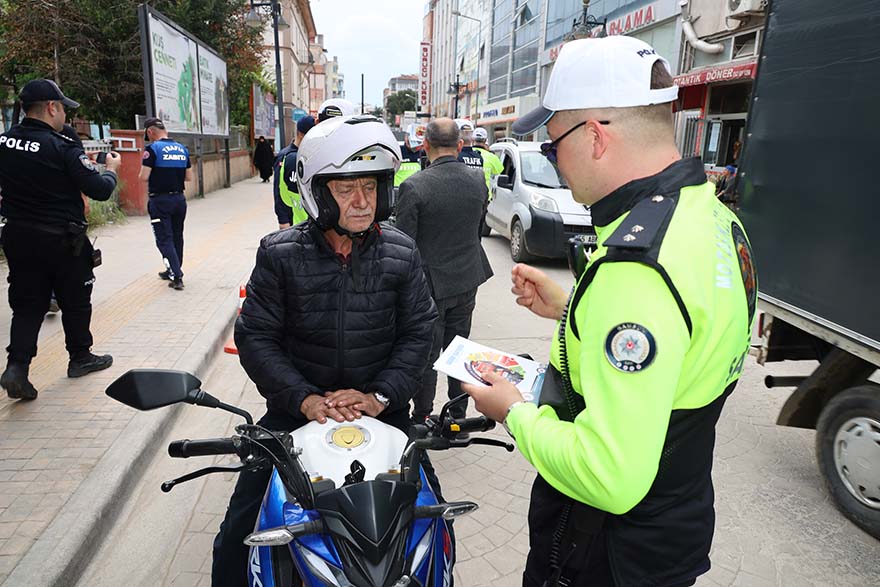 bafrada-trafik-haftasinda-bir-kural-bir-omur-etkinligi-11.jpg