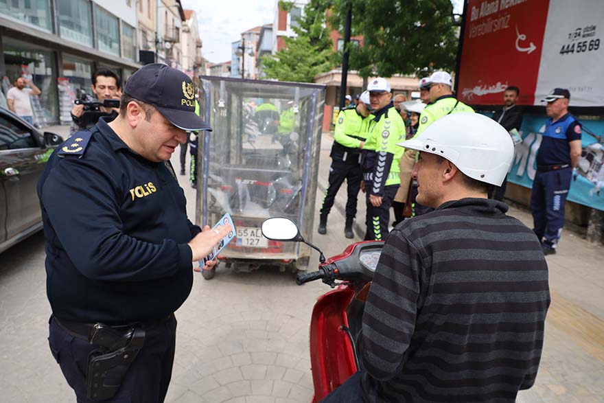 bafrada-trafik-haftasinda-bir-kural-bir-omur-etkinligi-15.jpg