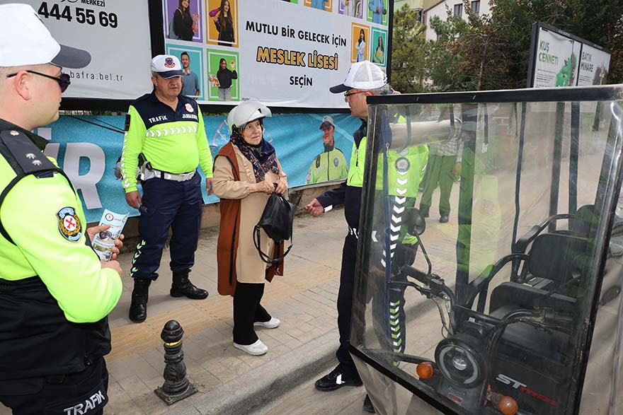bafrada-trafik-haftasinda-bir-kural-bir-omur-etkinligi-16.jpg