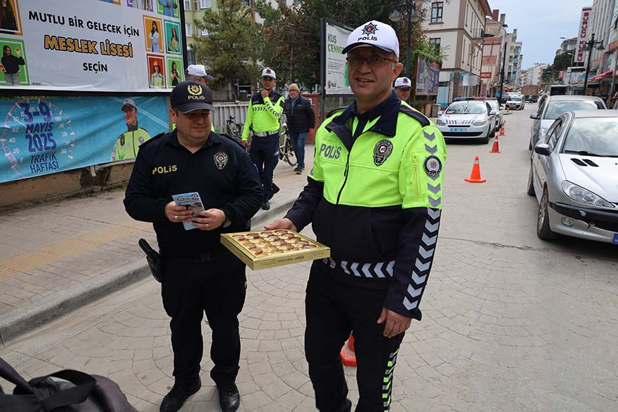bafrada-trafik-haftasinda-bir-kural-bir-omur-etkinligi-19.jpg