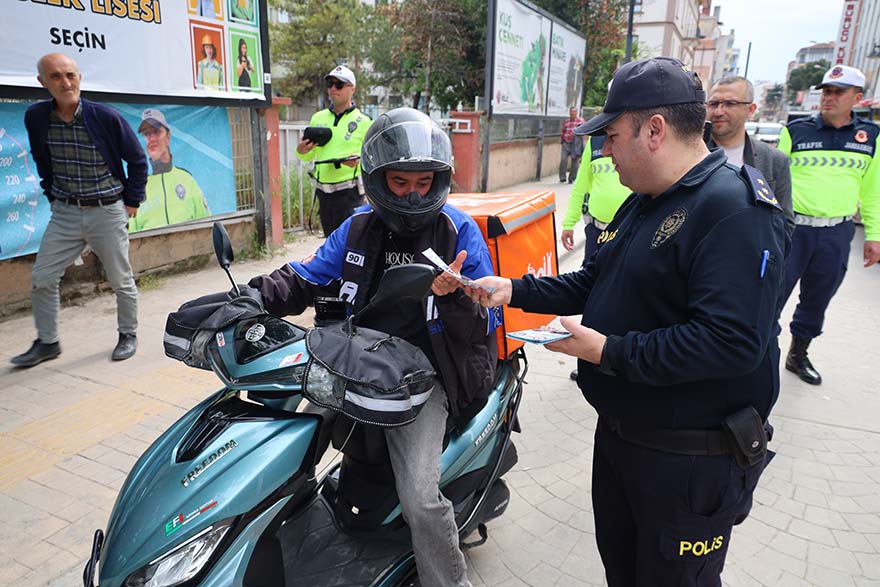 bafrada-trafik-haftasinda-bir-kural-bir-omur-etkinligi-22.jpg