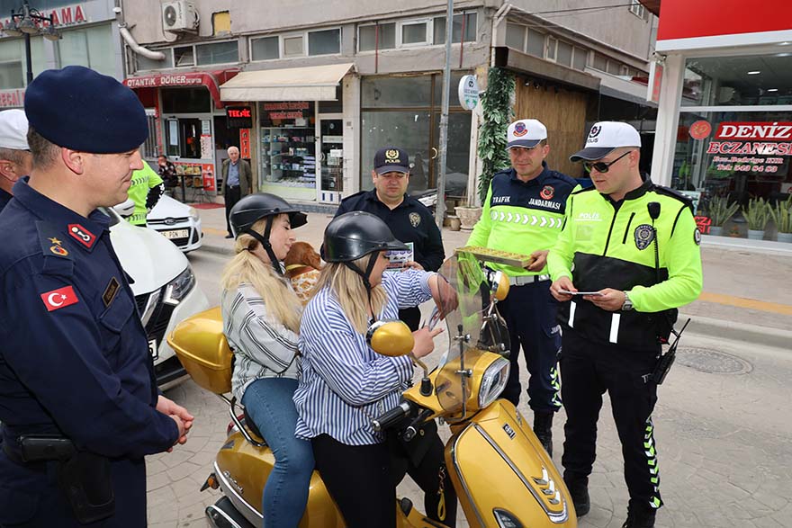 bafrada-trafik-haftasinda-bir-kural-bir-omur-etkinligi-6.jpg