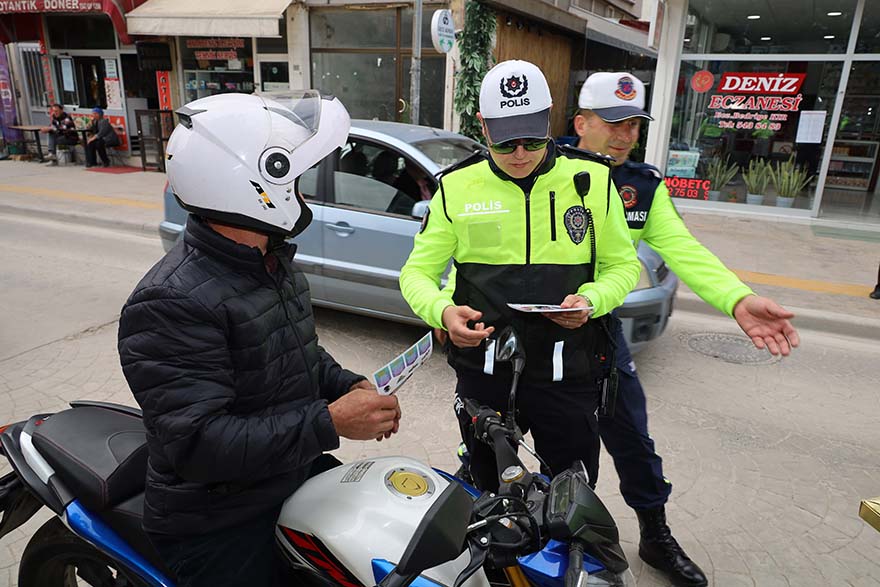 bafrada-trafik-haftasinda-bir-kural-bir-omur-etkinligi-8.jpg