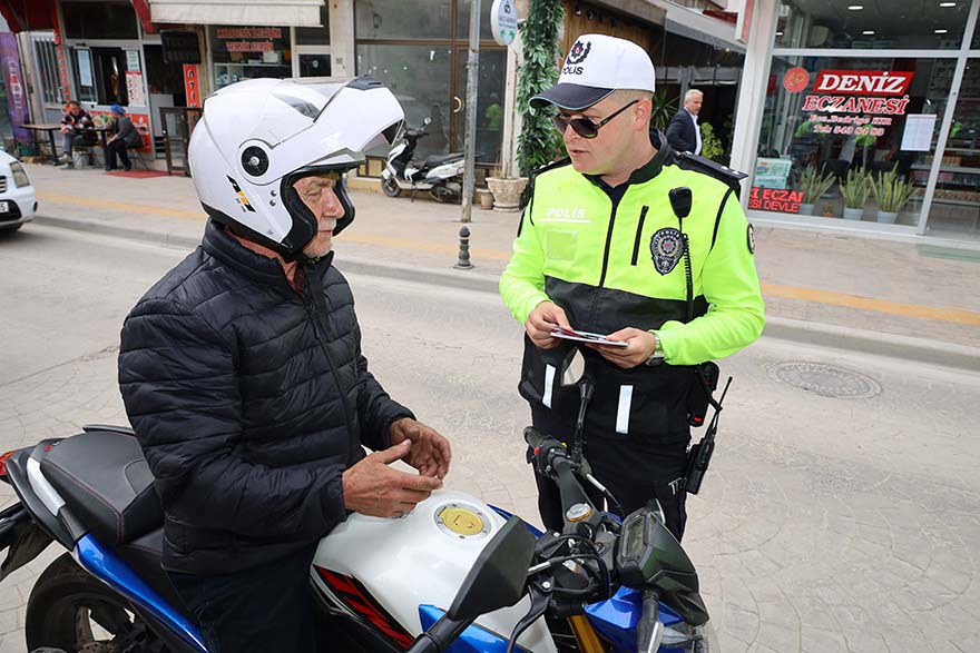 bafrada-trafik-haftasinda-bir-kural-bir-omur-etkinligi-9.jpg