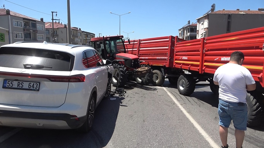 bafrada-trafik-kazasi-traktor-ile-otomobil-carpisti-2-yarali-1.jpg
