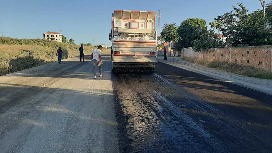 bafrada-yeni-satih-kaplama-araciyla-70-km-yol-yapildi-2.jpg