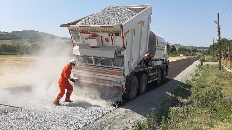 bafrada-yeni-satih-kaplama-araciyla-70-km-yol-yapildi-4.jpg