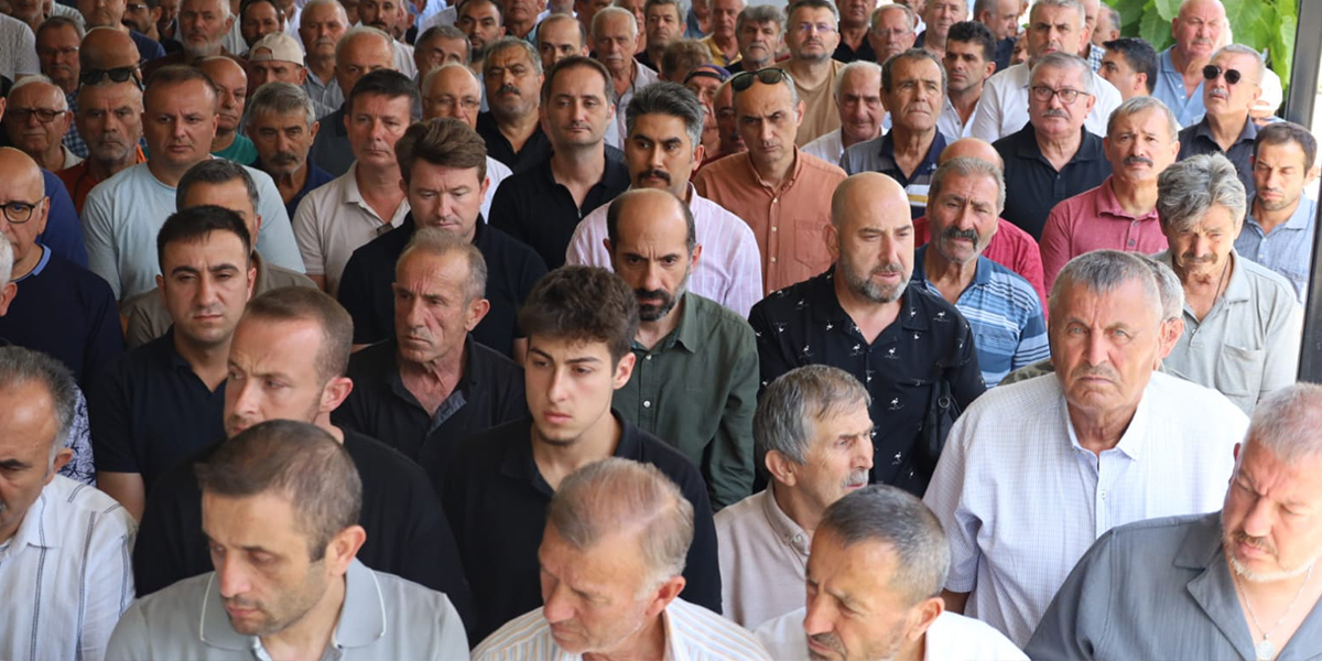 bafrali-emekli-ogretmen-nurten-atay-dualarla-defnedildi-2.jpg