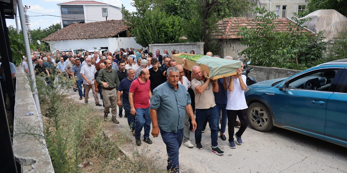 bafrali-emekli-ogretmen-nurten-atay-dualarla-defnedildi-5.jpg