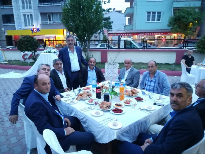 bafrali-esnaflar-iftarda-bulustu-9.jpeg