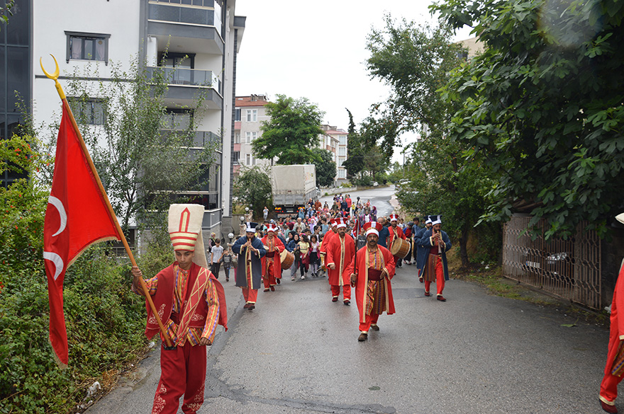 bafrali-imam-mehter-ile-cocuklari-camiye-doldurdu-007.jpg