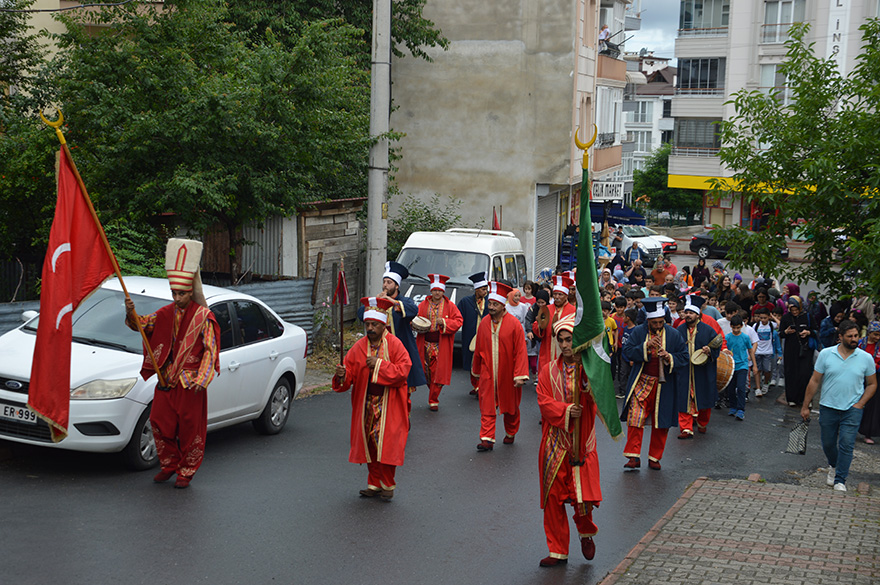 bafrali-imam-mehter-ile-cocuklari-camiye-doldurdu-008.jpg