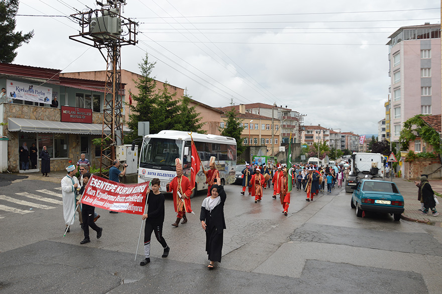 bafrali-imam-mehter-ile-cocuklari-camiye-doldurdu-009.jpg