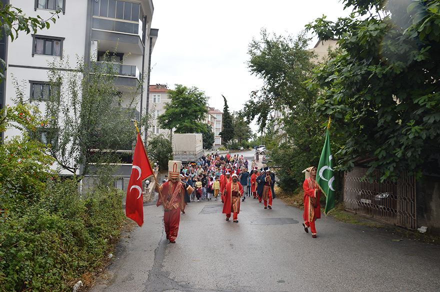 bafrali-imam-mehter-ile-cocuklari-camiye-doldurdu-10.jpg