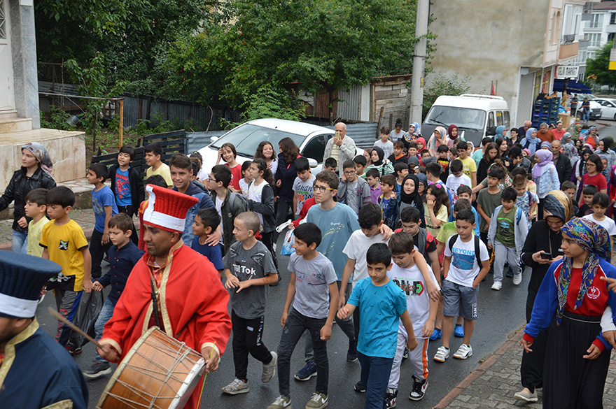 bafrali-imam-mehter-ile-cocuklari-camiye-doldurdu-12.jpg