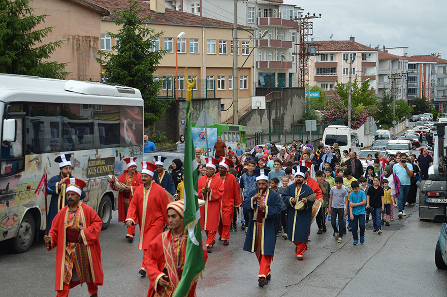 bafrali-imam-mehter-ile-cocuklari-camiye-doldurdu-15-001.jpg