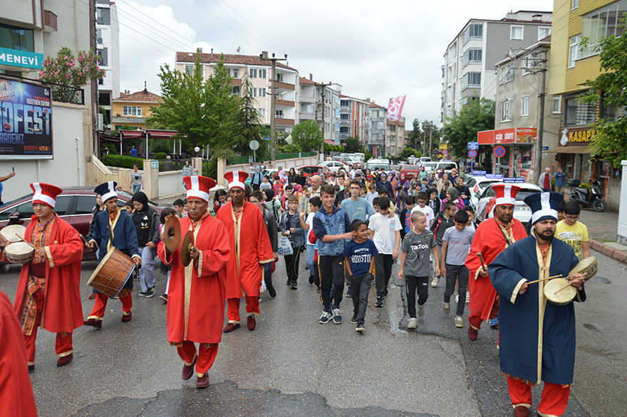 bafrali-imam-mehter-ile-cocuklari-camiye-doldurdu-17-001.jpg