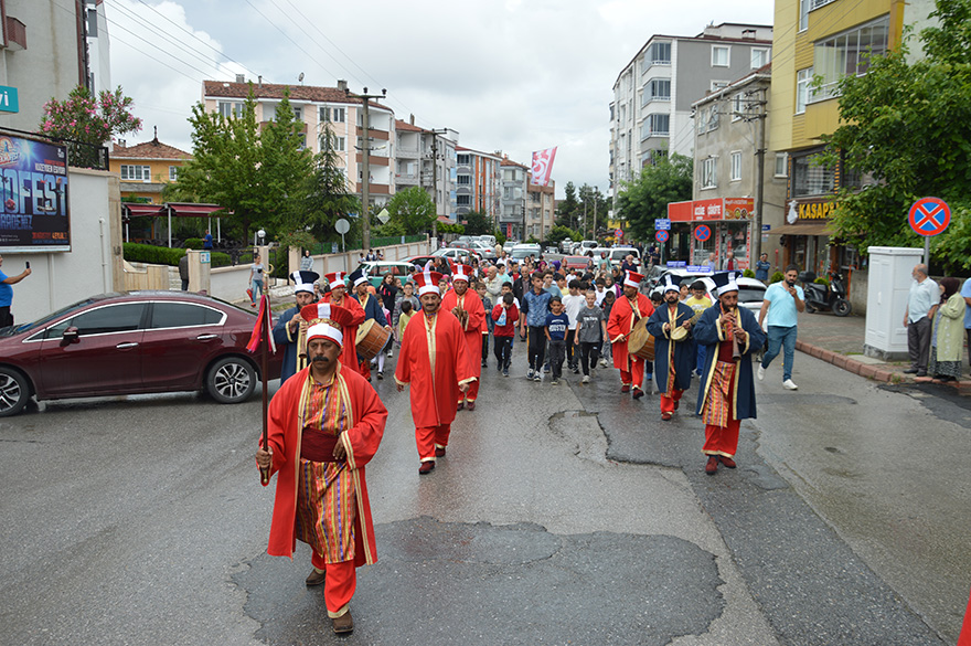 bafrali-imam-mehter-ile-cocuklari-camiye-doldurdu-18-001.jpg