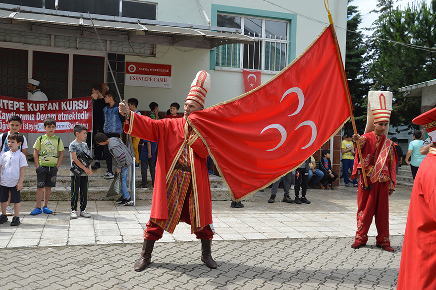 bafrali-imam-mehter-ile-cocuklari-camiye-doldurdu-2.jpg